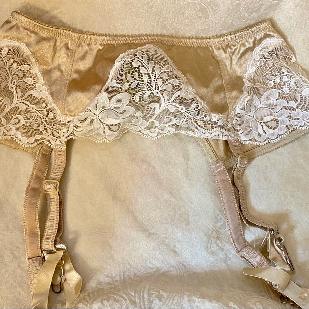 Pretty XS-S Lace Trimmed Garter Belt